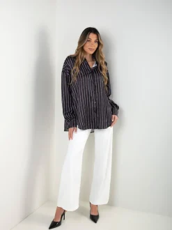 Camisa acetinada preta às riscas