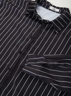 Camisa acetinada preta às riscas