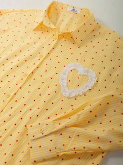 Camisa amarela às riscas com corações
