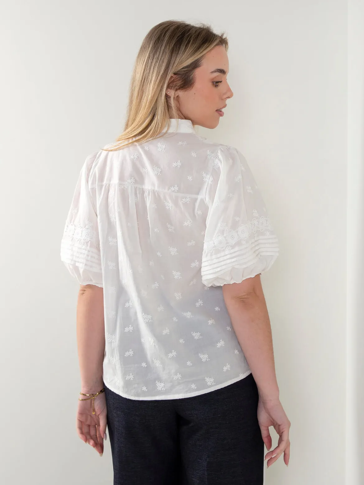 Camisa branca com bordados