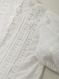 Camisa branca com bordados