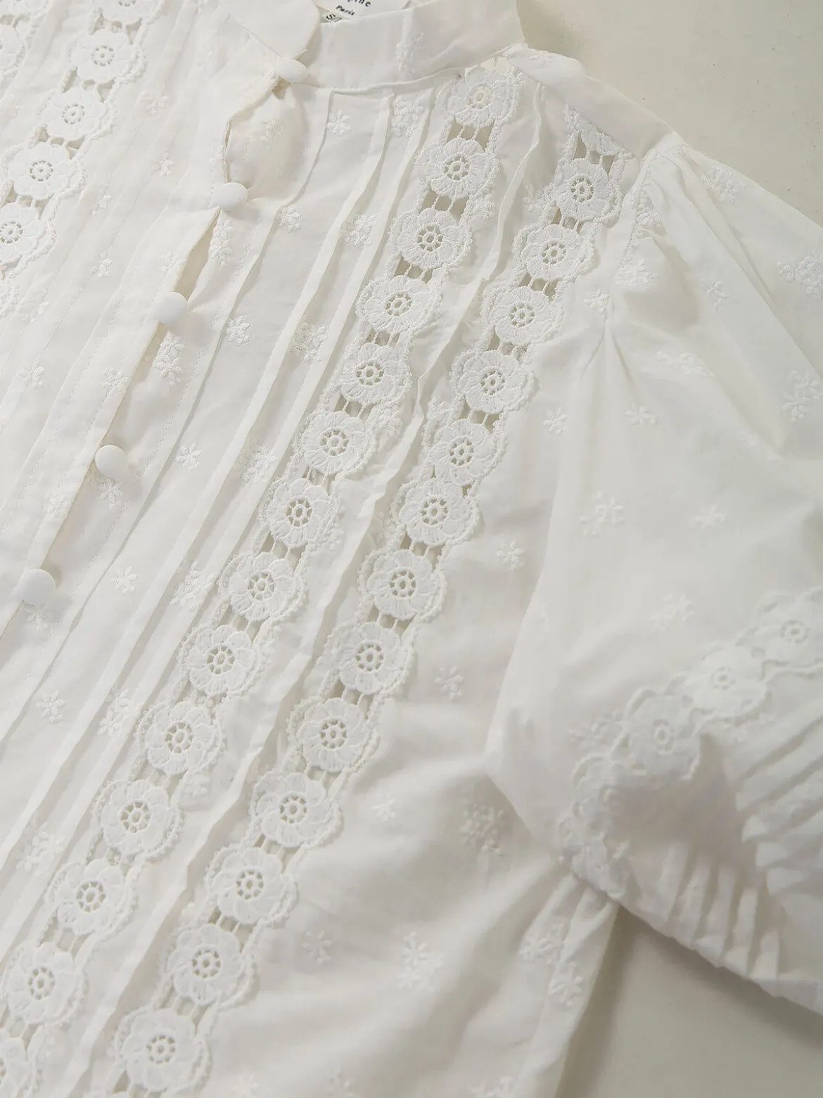Camisa branca com bordados