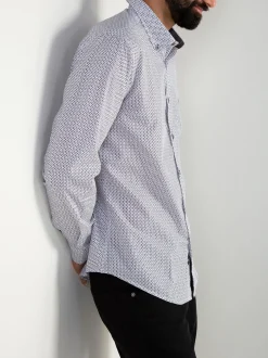 Camisa branca com padrão cinza