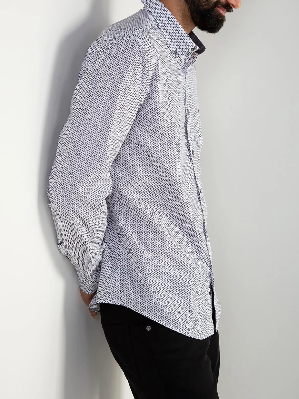 Camisa branca com padrão cinza