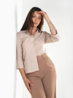 Camisa cintada às riscas