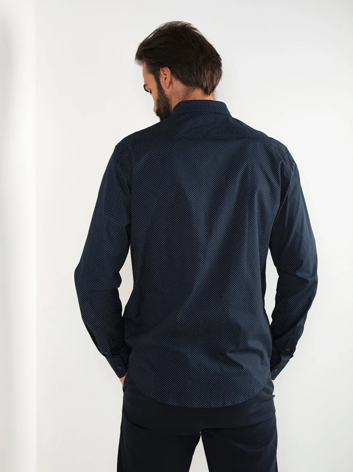 Camisa clássica azul marinho com padrão