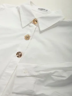 Camisa com botões dourados