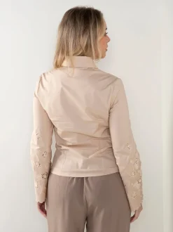 Camisa com franzido e manga bordada