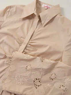 Camisa com franzido e manga bordada