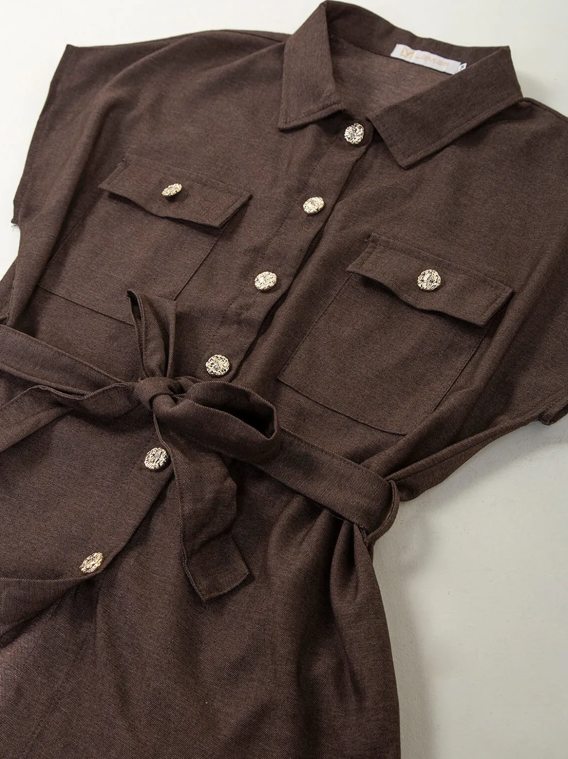 Camisa fluída com cinto ajustável