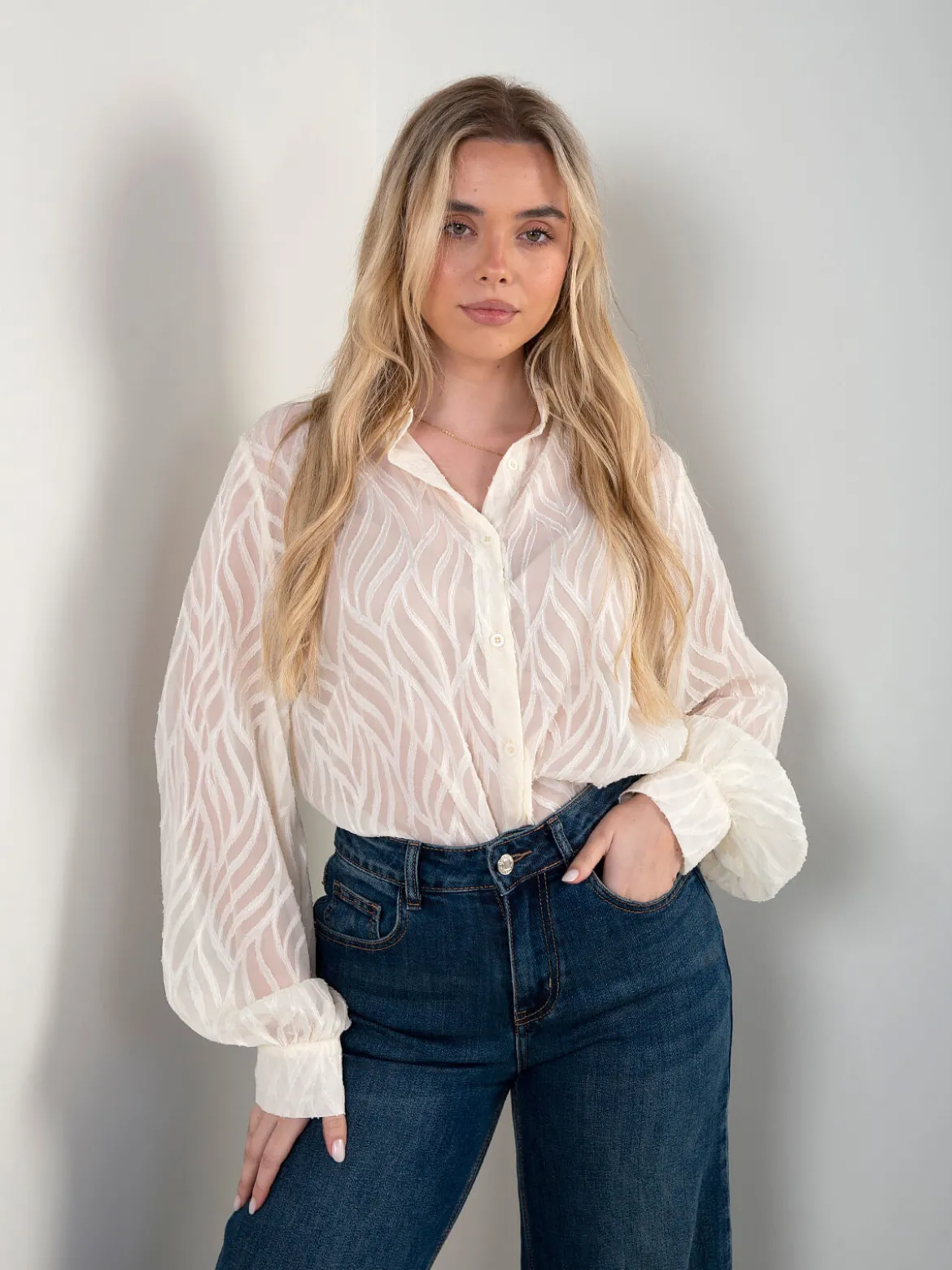 Camisa semitransparente com padrão