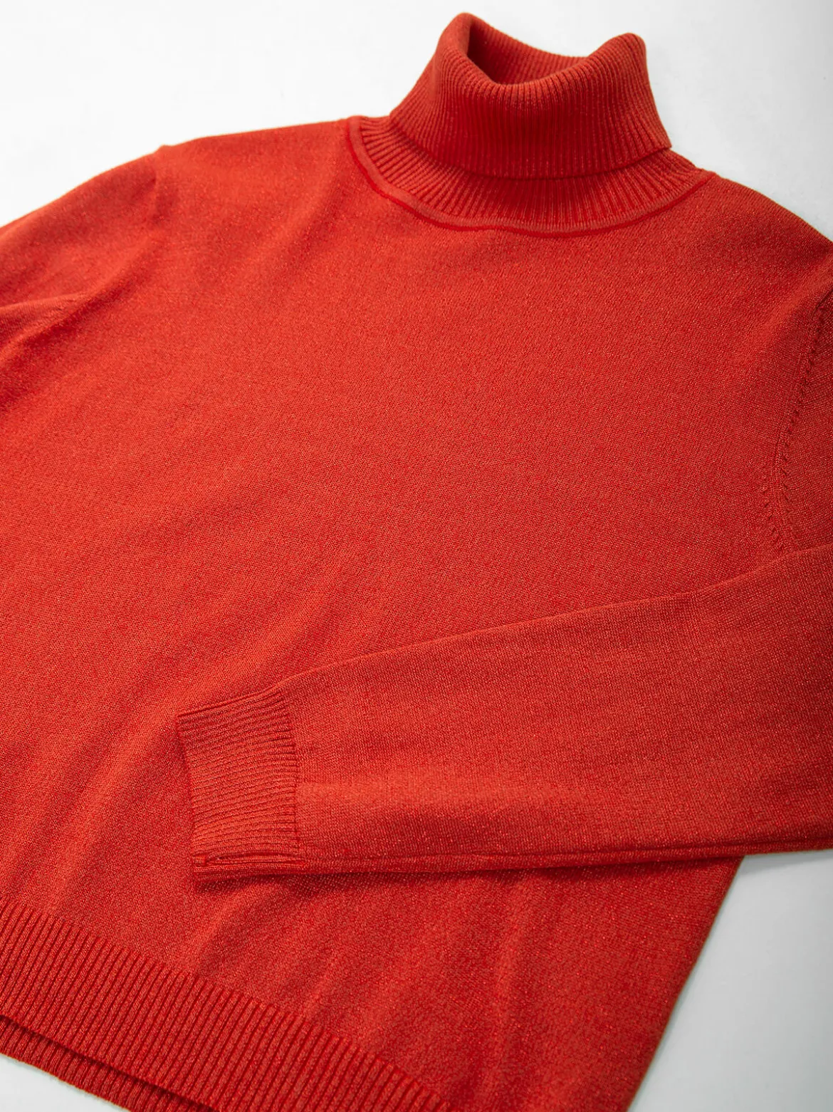 Camisola de malha brilhante com gola alta