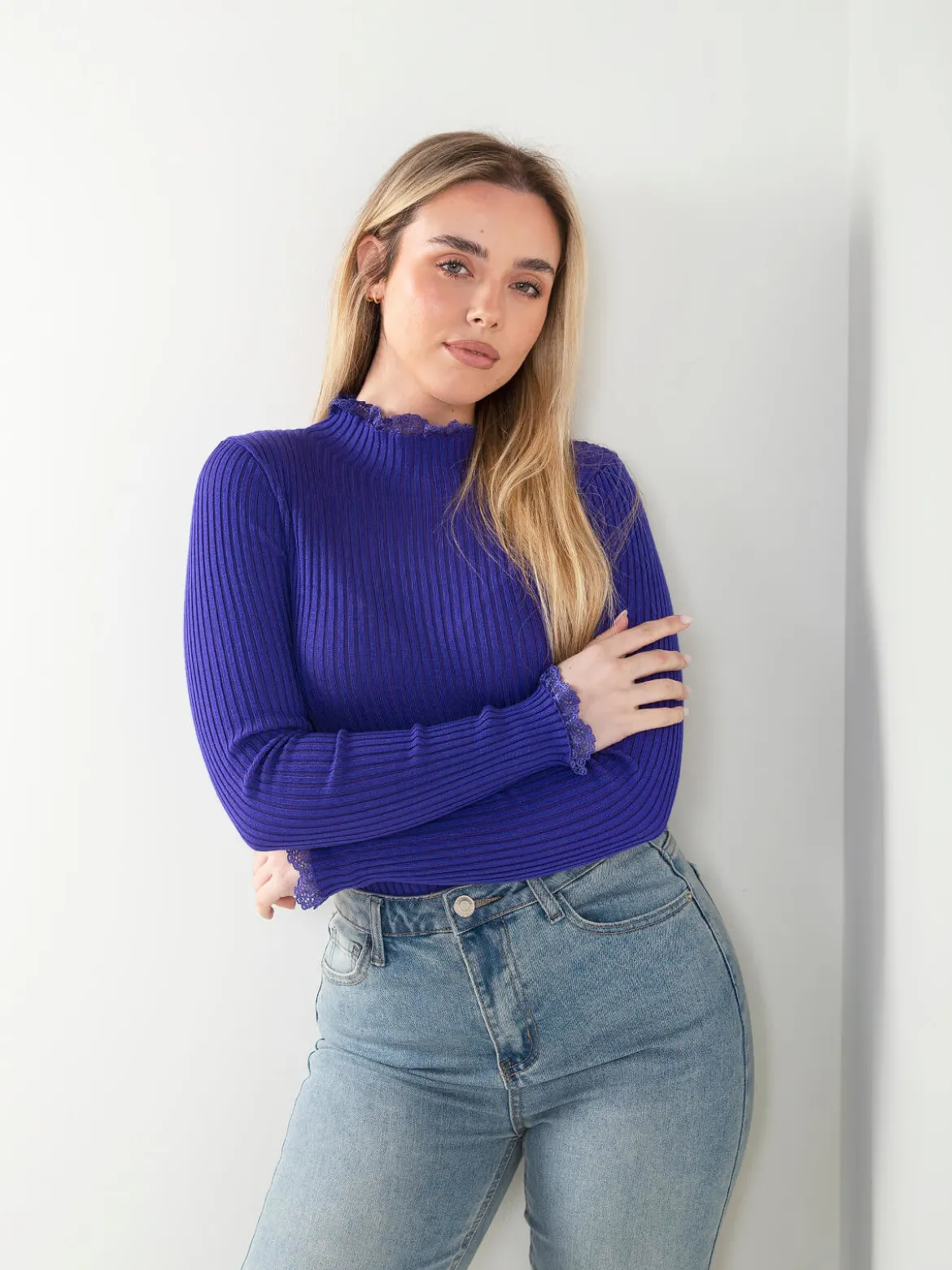 Camisola de malha canelada com renda