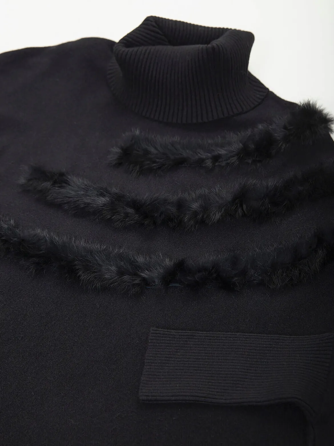 Camisola larga preta de malha com pelo