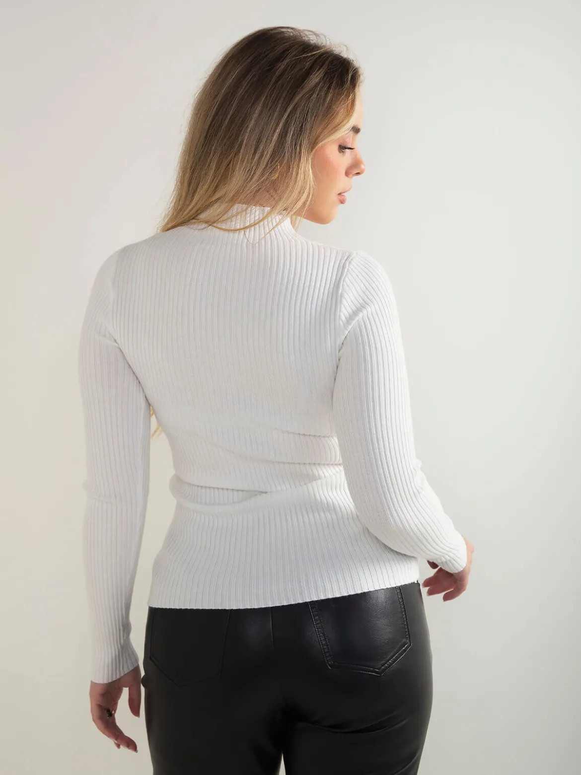 Camisola malha canelada com cut out