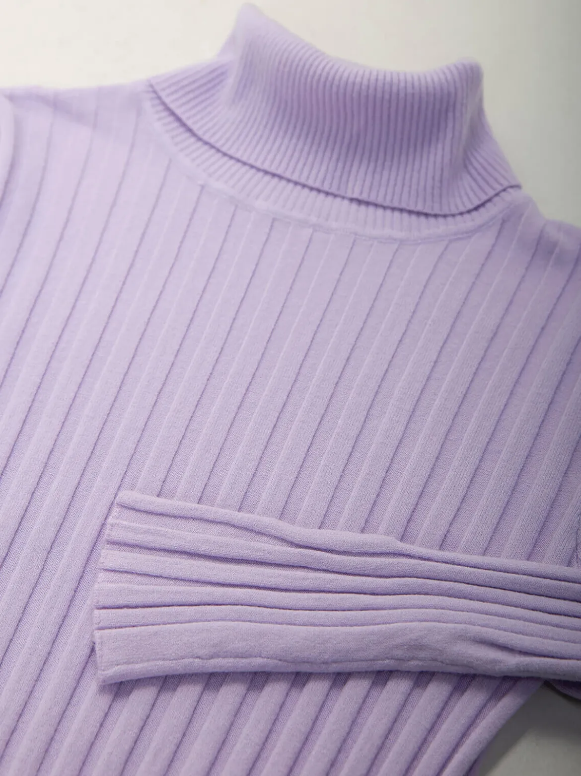 Camisola malha canelada com gola alta