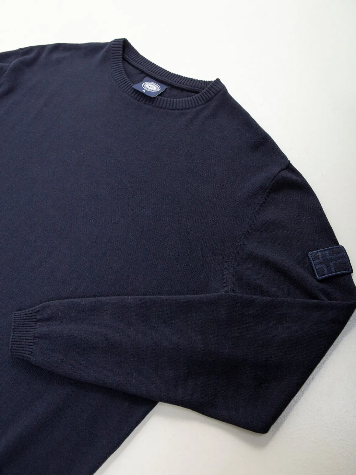 Camisola malha com etiqueta bordada