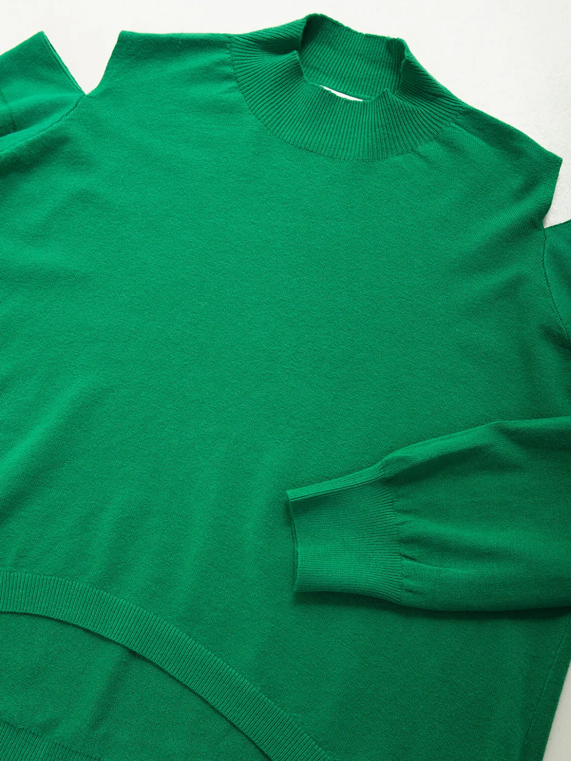 Camisola malha com ombros recortados