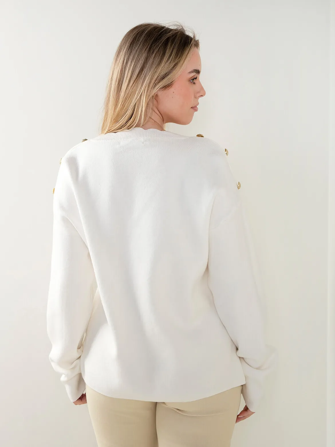 Camisola malha em V com botões dourados