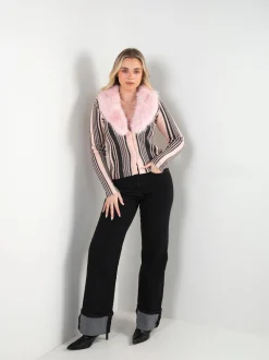 Casaco malha rosa decote com pelo