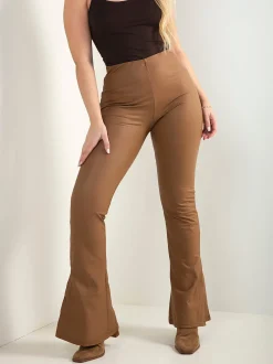 Leggings efeito pele à boca de sino