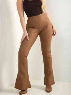 Leggings efeito pele à boca de sino