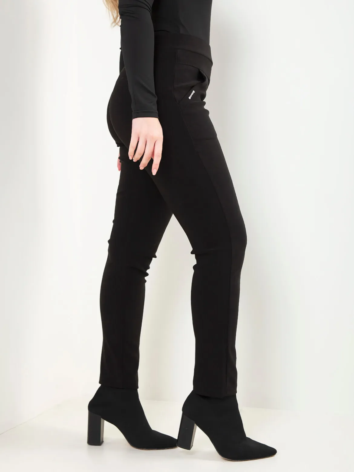 Leggings pretas cintura alta com bolsos