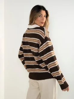 Polo castanho às riscas