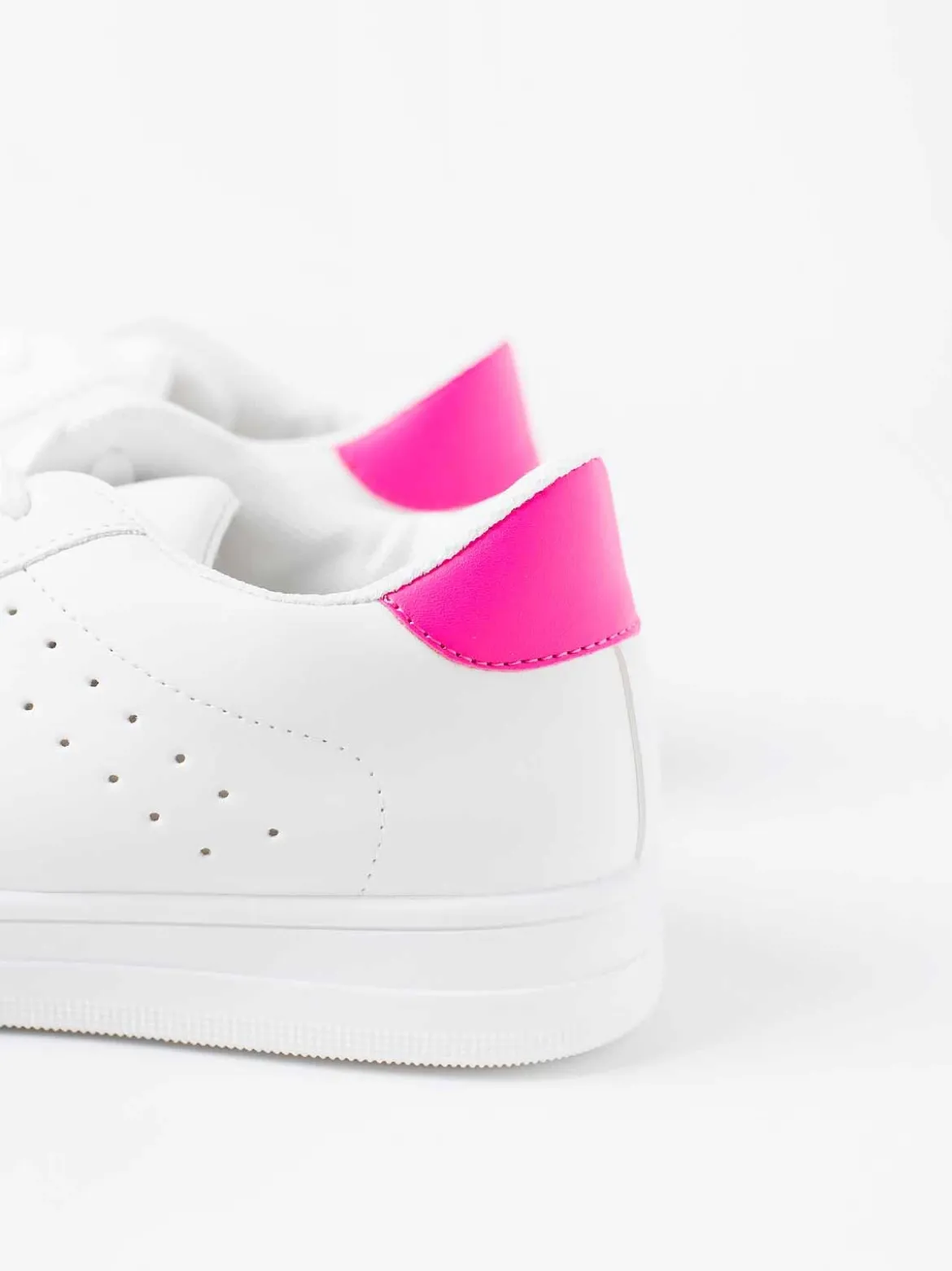 Sapatilhas brancas com rosa