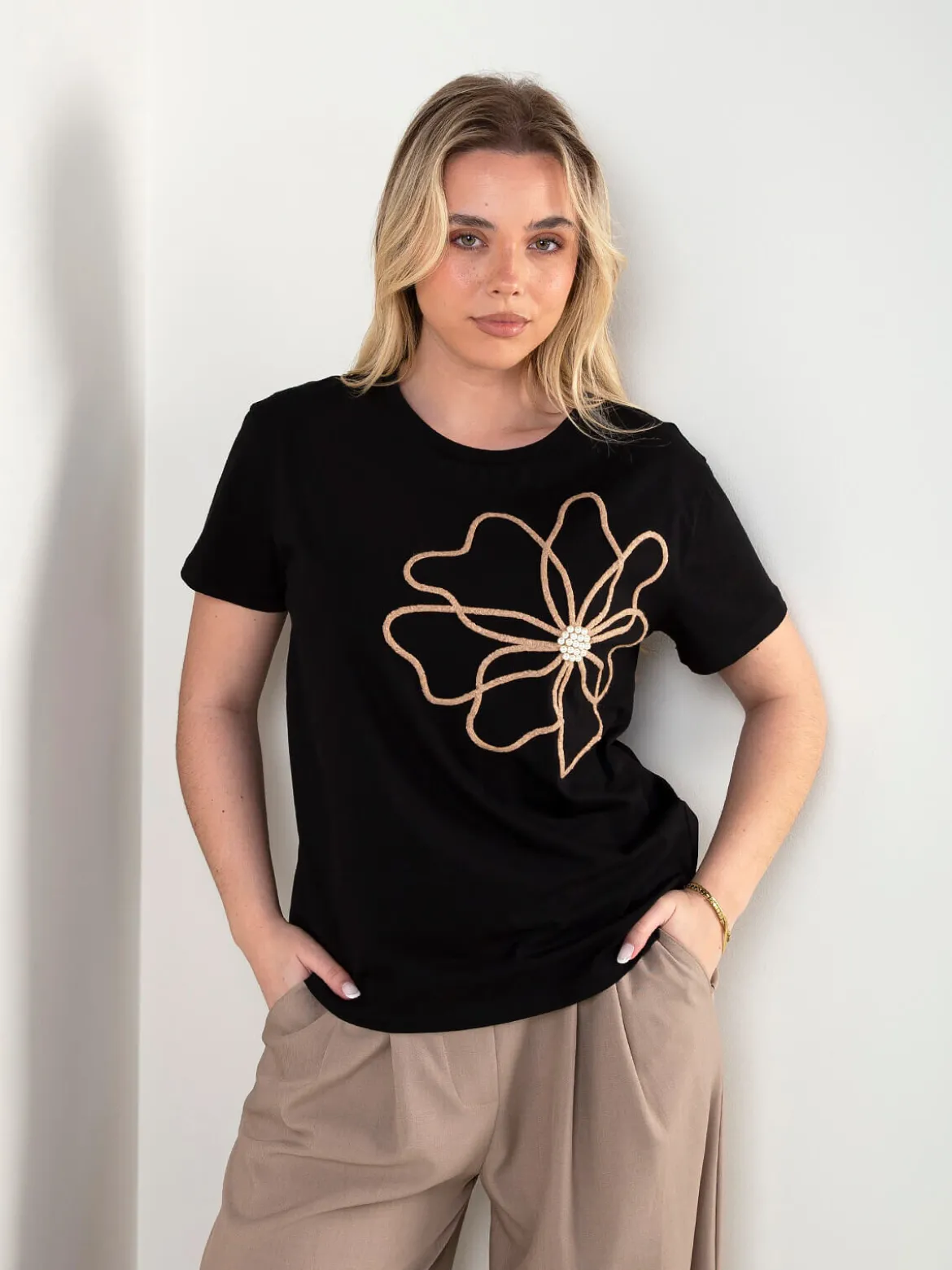 T-shirt com aplicação flor