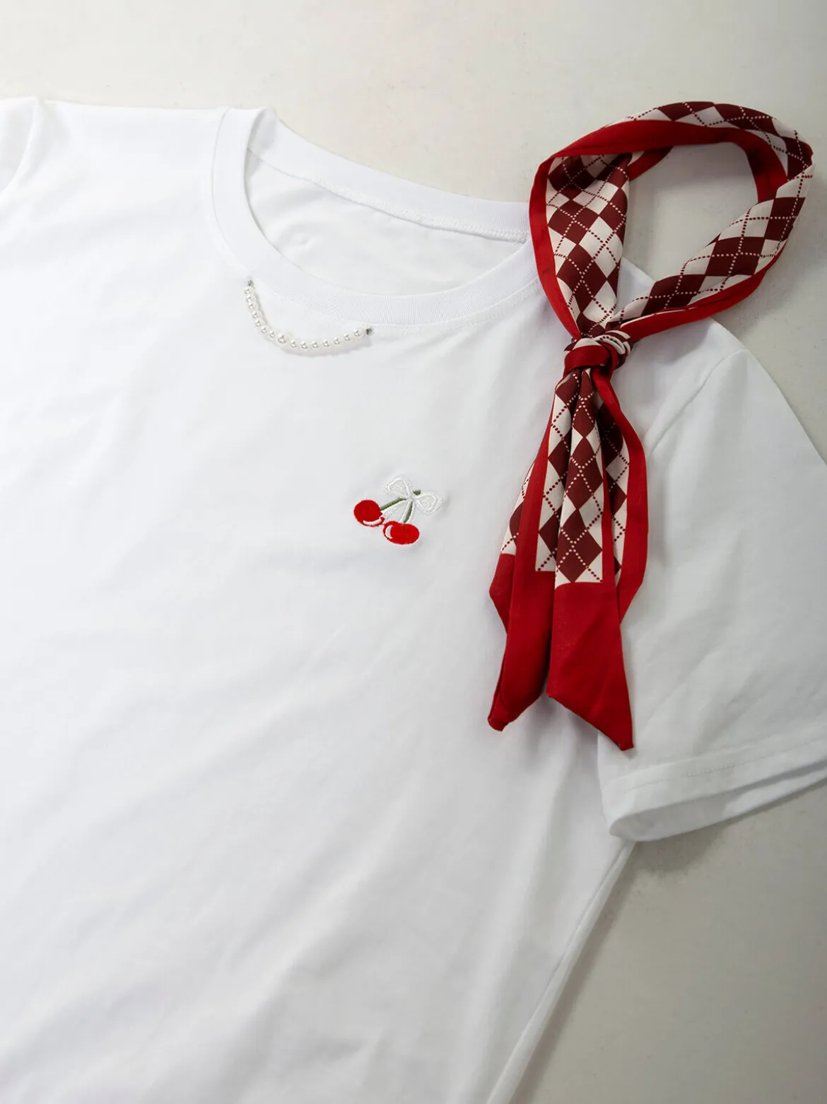 T-shirt manga curta com lenço