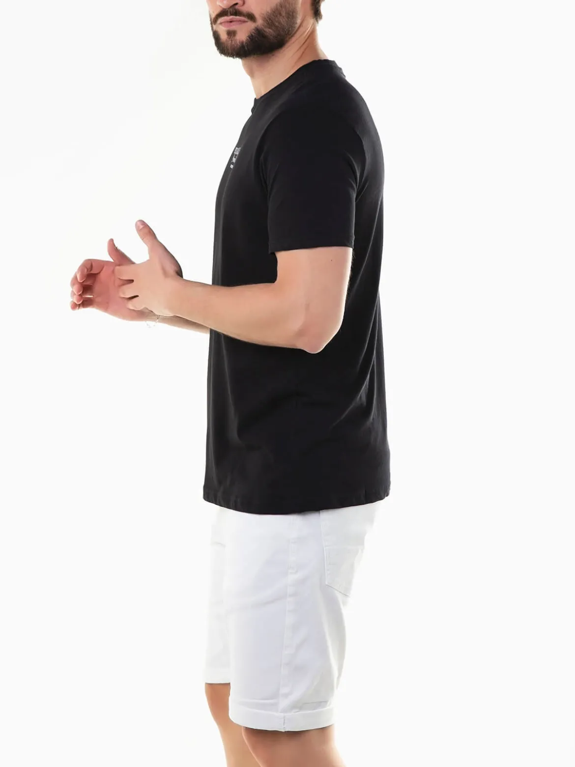 T-shirt manga curta com letras