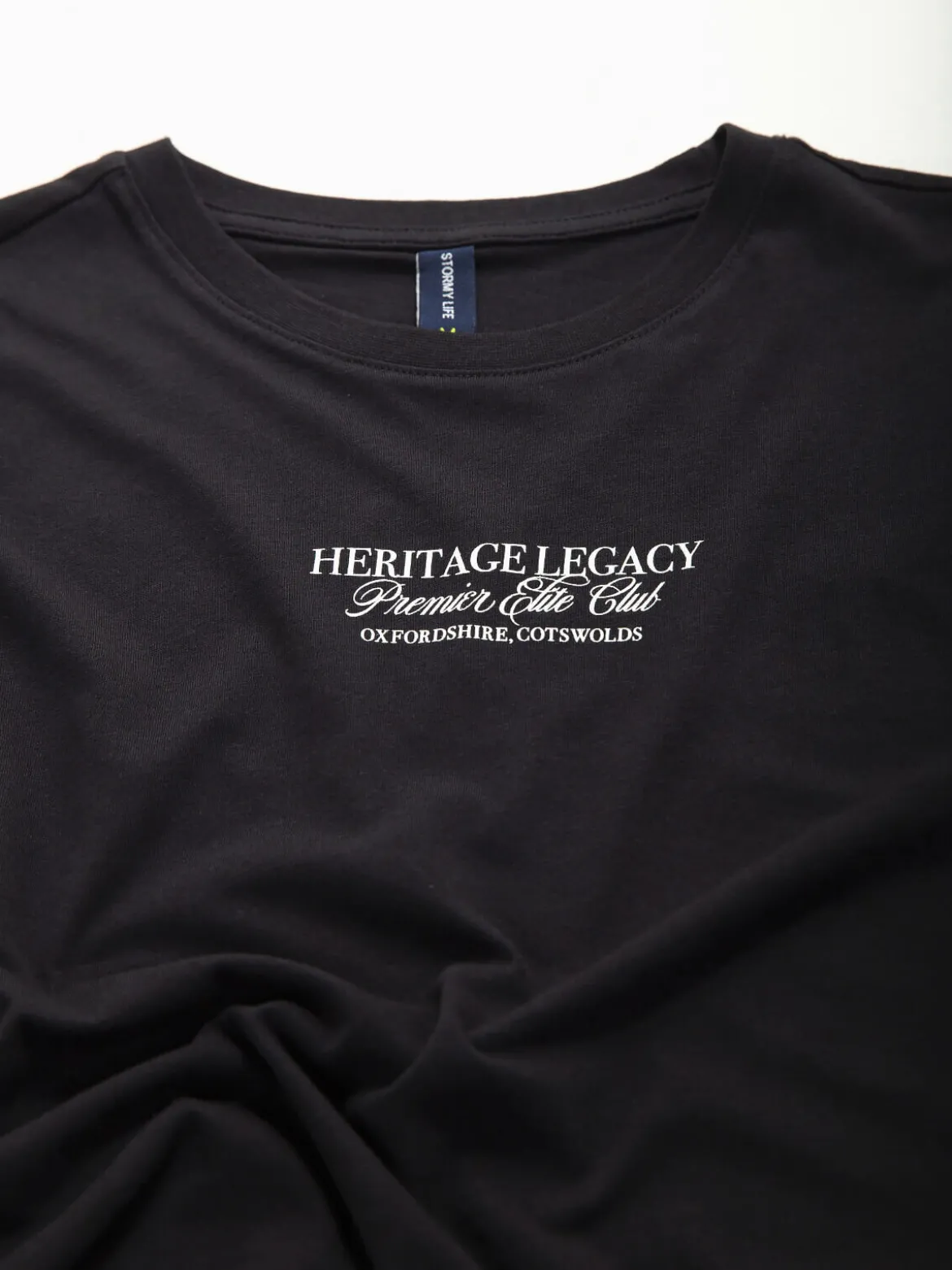 T-shirt manga curta com letras