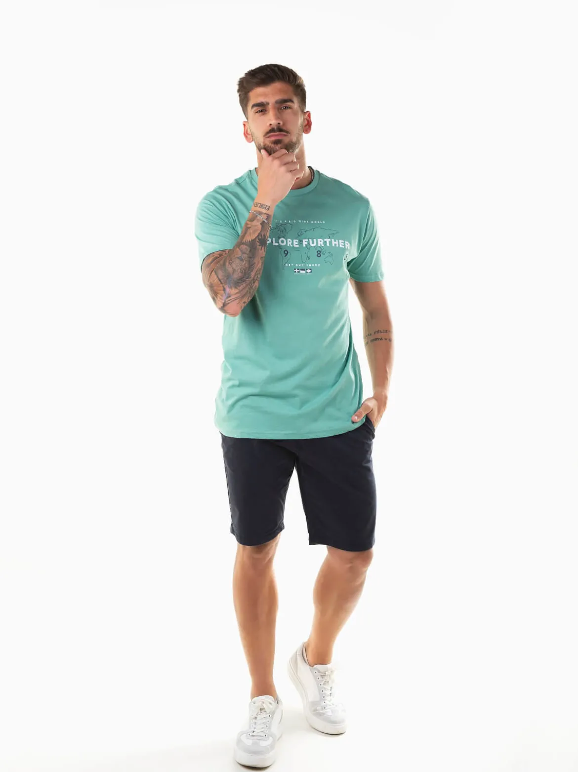 T-shirt manga curta com mapa