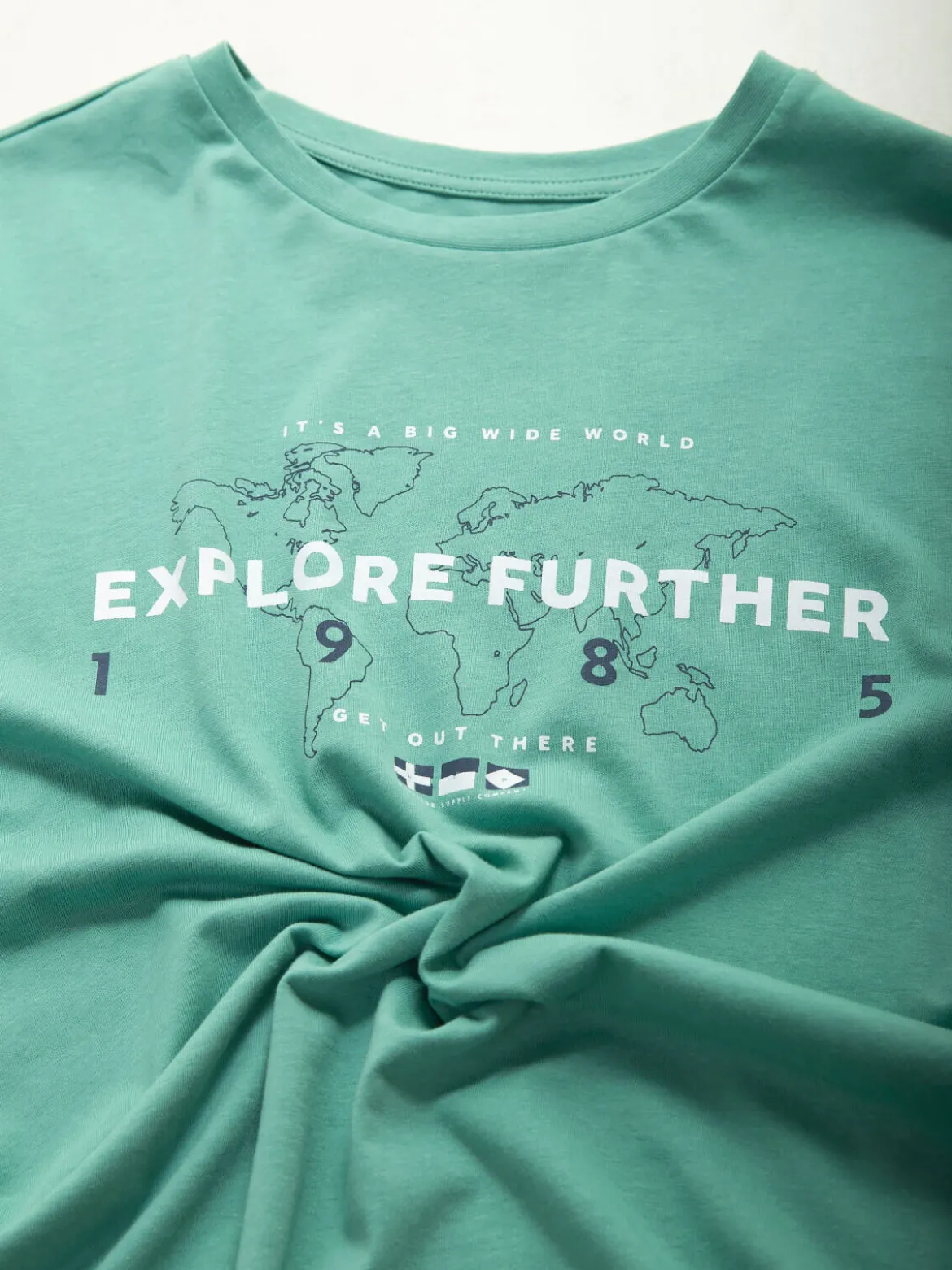 T-shirt manga curta com mapa