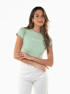 T-shirt manga curta com mensagem