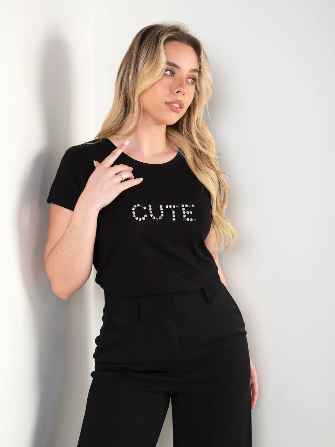 T-shirt manga curta com strass