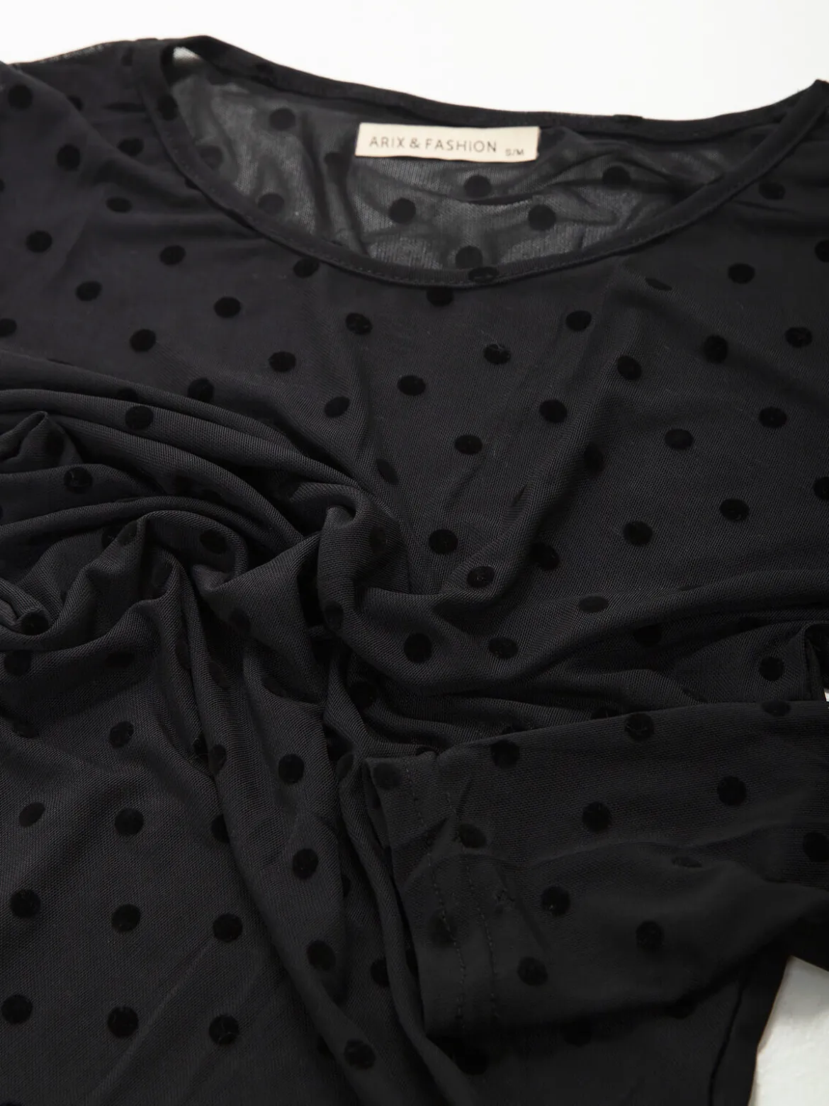 T-shirt preta tule com bolinhas