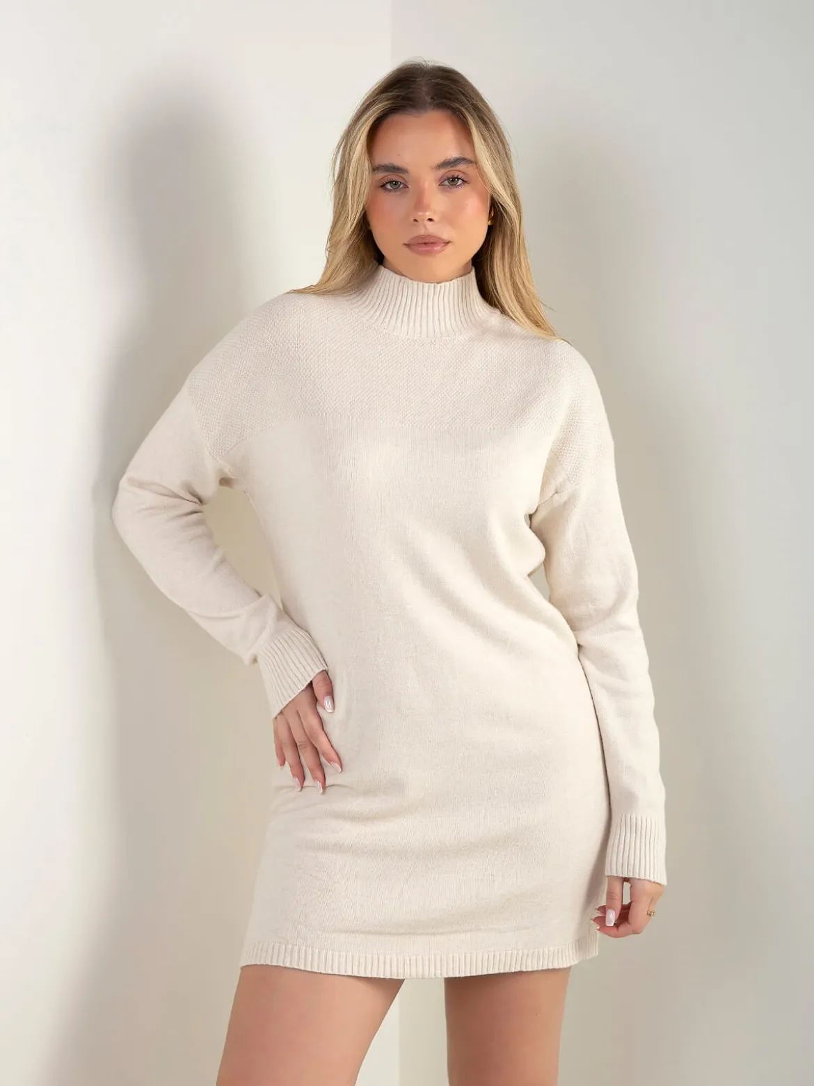 Vestido curto malha gola subida