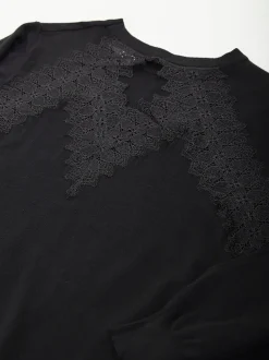 Vestido malha com detalhe renda